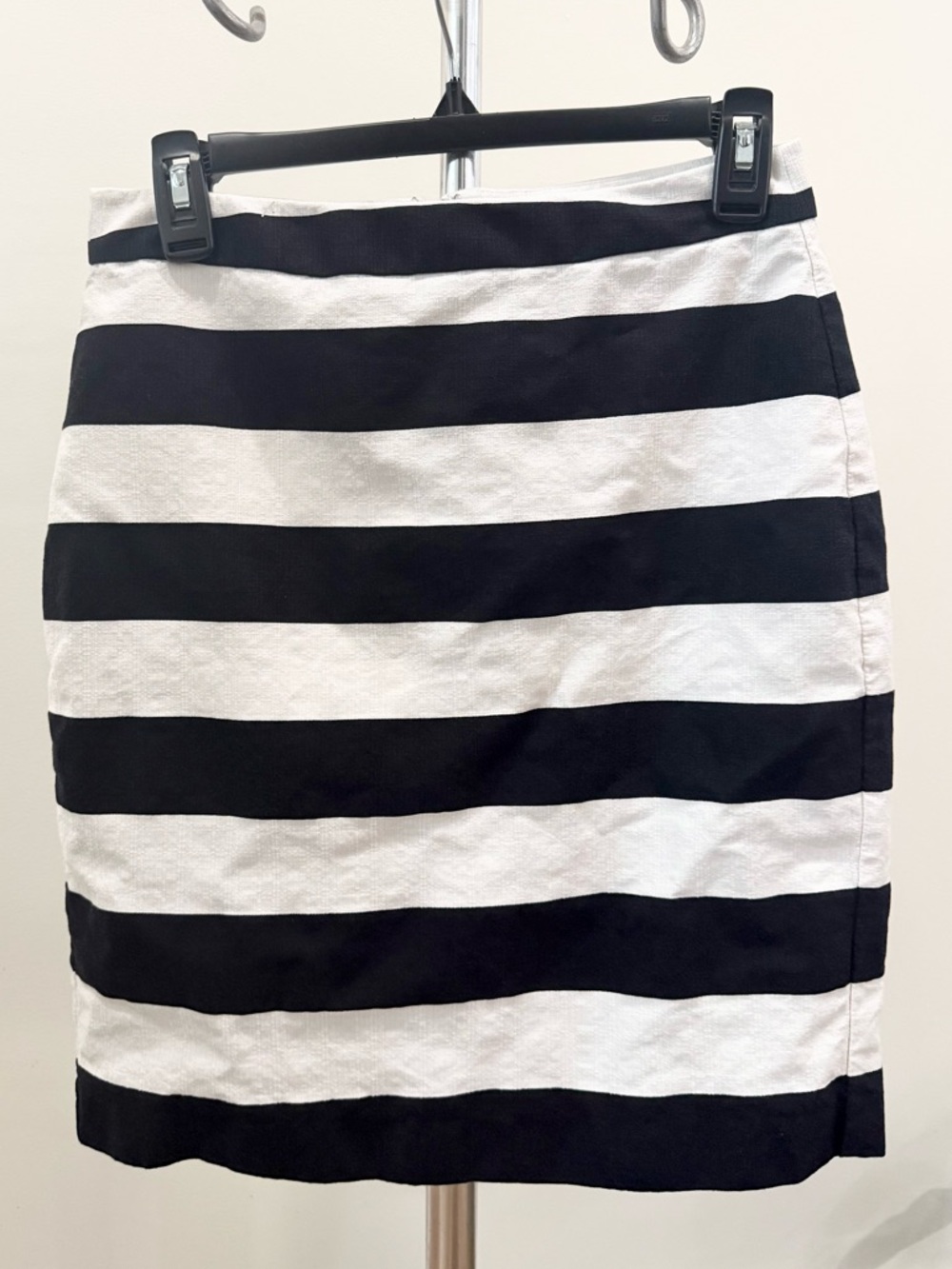 Banana Republic Pencil Skirt Size 4 black and white